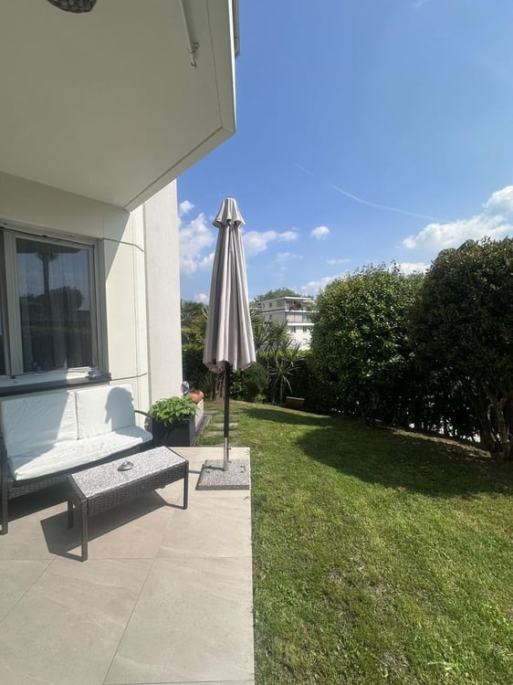 Elegante renovierte 3,5-Zimmer-Wohnung mit Terrasse und Garten. 7