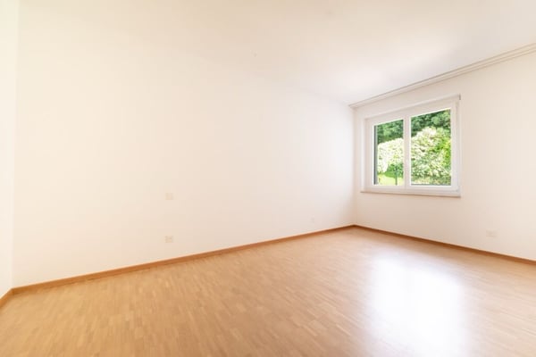 Elegante renovierte 3,5-Zimmer-Wohnung mit Terrasse und Garten. 5
