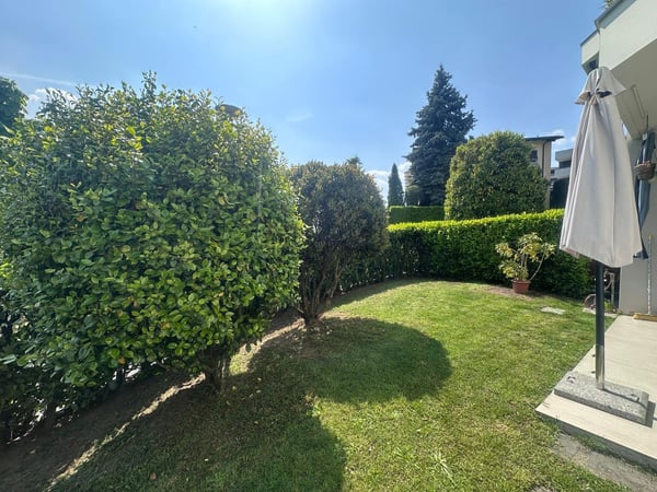 Elegante renovierte 3,5-Zimmer-Wohnung mit Terrasse und Garten. 1