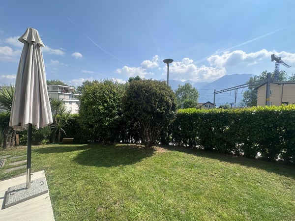 Elegante renovierte 3,5-Zimmer-Wohnung mit Terrasse und Garten. 8