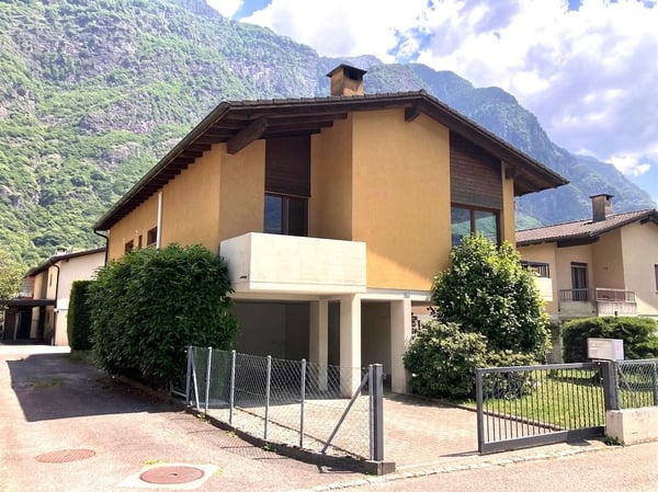 Casa unifamiliare indipendente di 6.5 locali con giardino a Biasca 1