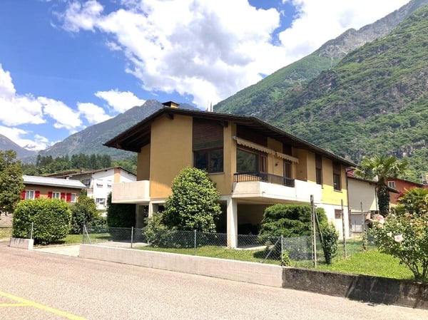 Casa unifamiliare indipendente di 6.5 locali con giardino a Biasca 2