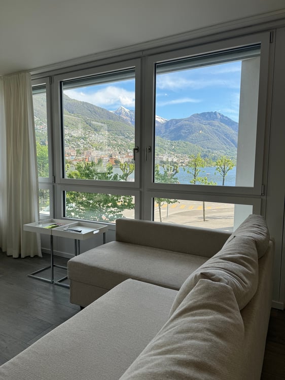 Moderno appartamento arredato con vista lago a Locarno 1