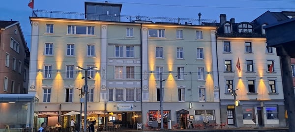 Lakefront Investment! MFH mit 12 Einheiten - erstklassiger Lage! 1