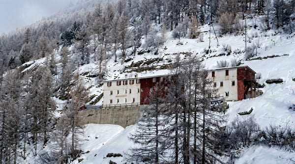 Ferien-Mehrfamilienhaus mit 9 Einheiten in Saas-Almagell 2