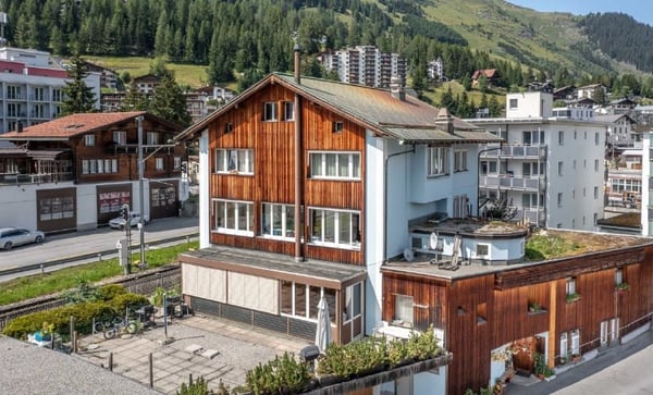 Saniertes MFH mit 11 Einheiten in Davos - zentrale Lage, kaufen 1