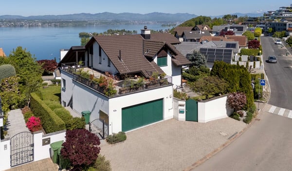 Wollerau: vielseitiges Zweifamilienhaus an begehrter Lage 1