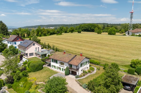 Zumikon: Freistehendes Einfamilienhaus mit viel Potenzial 1