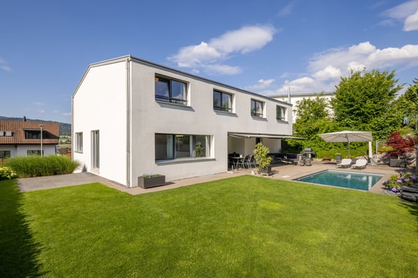 Dänikon: grosszügiges Einfamilienhaus mit Garten, Pool und Sauna 1