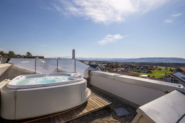 Gutenswil: Stilvolles Architektenhaus mit Pool und Weitsicht 4