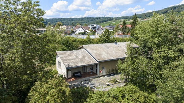 Unterengstringen: denkmalgeschütztes Wohn- und Atelierhaus im Grünen 1