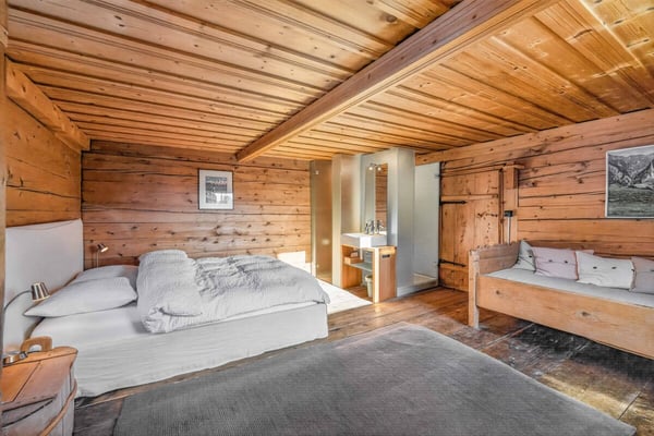 Safien: Haus mit Geschichte, Panorama und rund 3100 m² Grundstück 4