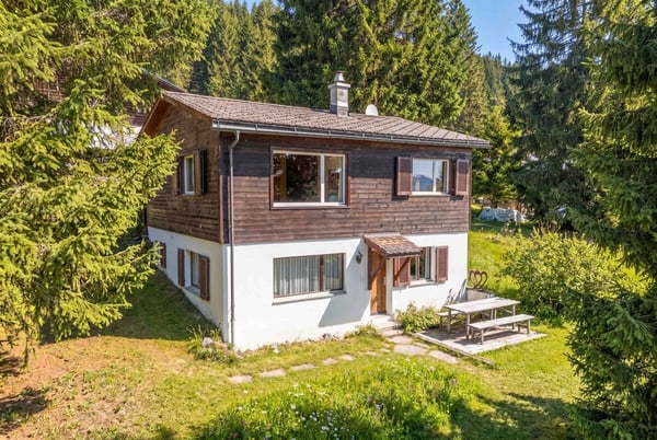 Brambrüesch: Ferienhaus mit zwei Wohnungen und Bergsicht 1