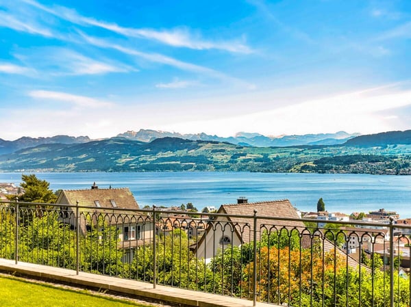 Stilvolle Villa in bester Lage mit See- und Bergpanorama 2