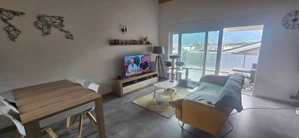 Charmant appartement en attique de 2.5 pièces à Leytron – Vue panoramique sur les montagnes 1