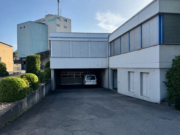 Grosszügige Einstellhalle / Fahrzeugabstellfläche zu vermieten 9
