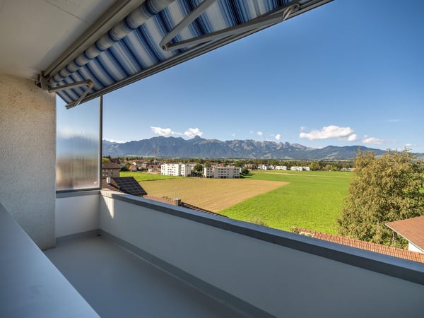 Erstbezug nach Sanierung – moderne 3-Zimmer-Wohnung mit Bergsicht 1