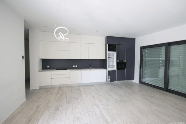 Charming 3-Room Apartment with Balcony and Beautiful Views in Massagno 2
