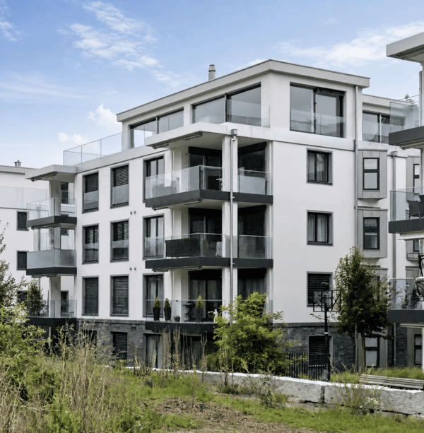 Modernes Mehrfamilienhaus an ruhiger Lage in Galgenen – 12.5 Zimmer sofort verfügbar 1