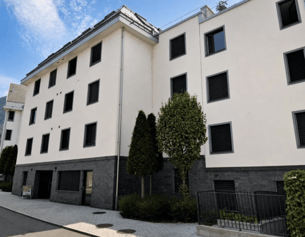 Modernes Mehrfamilienhaus an ruhiger Lage in Galgenen – 12.5 Zimmer sofort verfügbar 2