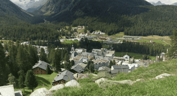 Charmante 2.5-Zimmer-Wohnung mit Balkon und herrlicher Aussicht in Pontresina 2