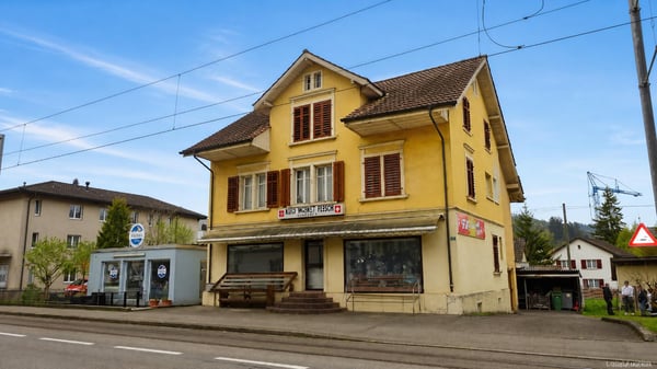 Mehrfamilienhaus mit Ladenlokal und Büro, Wohnung sowie Imbiss-Container 1