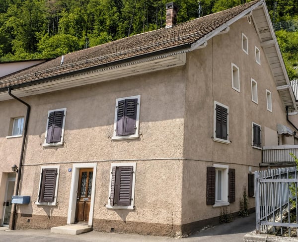 Wohnhaus mit Garage