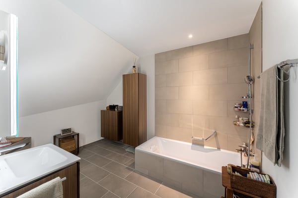 Familienfreundliche 5½ Zimmer-Minergie-Maisonette mit 2 Garagenplätzen im exklusiven Ausbaustandard 24