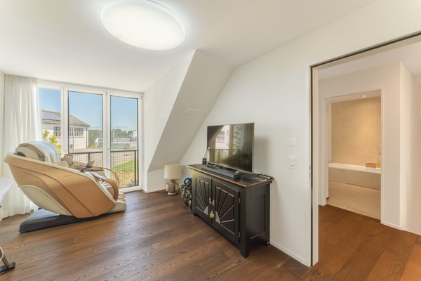 Familienfreundliche 5½ Zimmer-Minergie-Maisonette mit 2 Garagenplätzen im exklusiven Ausbaustandard 14