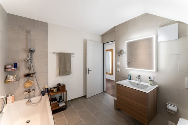 Familienfreundliche 5½ Zimmer-Minergie-Maisonette mit 2 Garagenplätzen im exklusiven Ausbaustandard 23