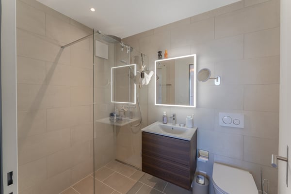 Familienfreundliche 5½ Zimmer-Minergie-Maisonette mit 2 Garagenplätzen im exklusiven Ausbaustandard 22