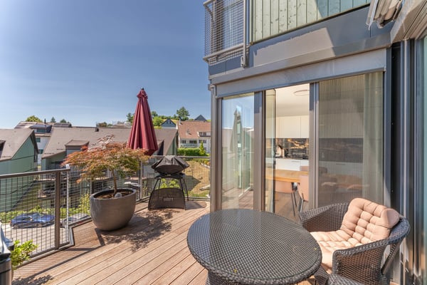 Familienfreundliche 5½ Zimmer-Minergie-Maisonette mit 2 Garagenplätzen im exklusiven Ausbaustandard