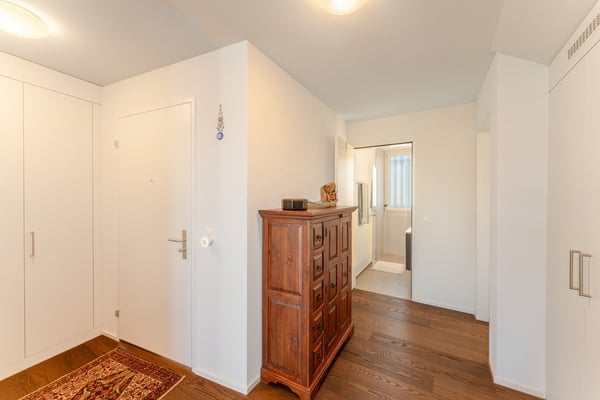Familienfreundliche 5½ Zimmer-Minergie-Maisonette mit 2 Garagenplätzen im exklusiven Ausbaustandard 8