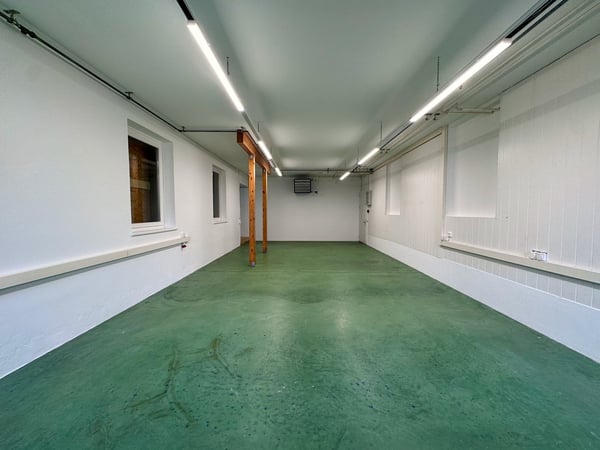 Gewerbefläche mit separaten Räumen und eigenem Sitzplatz 12