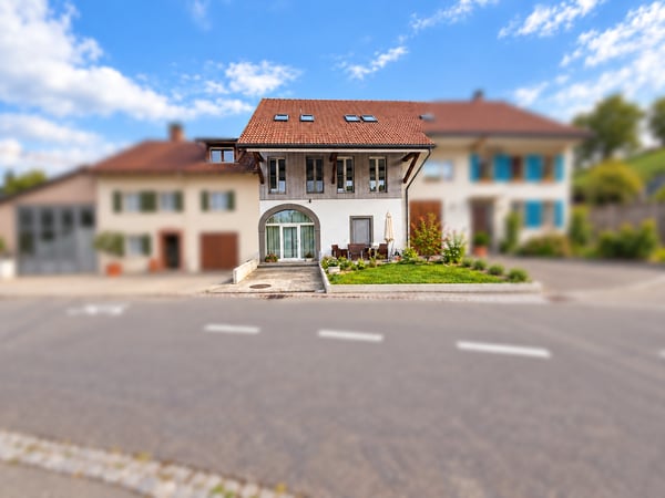 Moderne 2.5-Zimmer-Maisonette im Herzen von Bözen 1