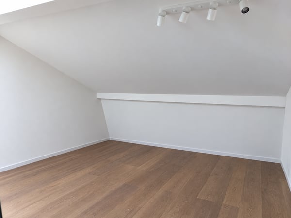Grosszügige 5-Zimmer-Dachwohnung an der Stauffacherstrasse in Zürich 7