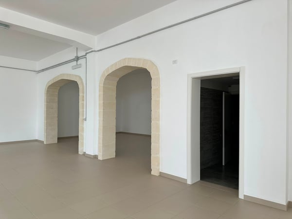 Locale Commerciale in Vendita a Giuggianello – Ideale per Bar, Caffè o Ristorante 11