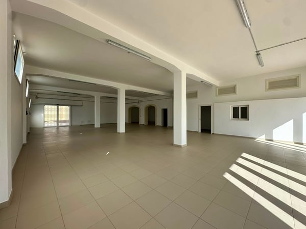 Locale Commerciale in Vendita a Giuggianello – Ideale per Bar, Caffè o Ristorante 9