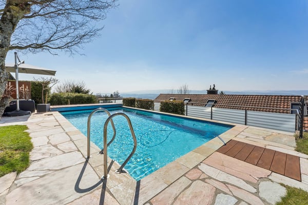 Stilvolles Familienheim mit Garten, Sicht und Pool 1