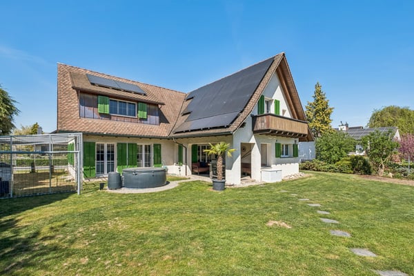 Einfamilienhaus mit idyllischem Garten und modernem Komfort 1