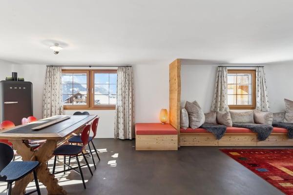Kernsaniertes Ferienchalet mit alpinem Charme 1