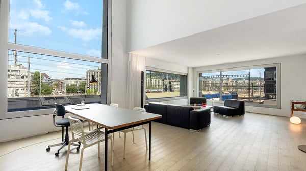 Urbanes Zuhause mit Blick auf das Stadtleben 3