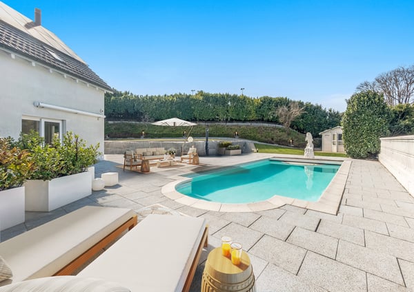 Privatoase der Extraklasse - Modernes Zuhause mit Pool 2
