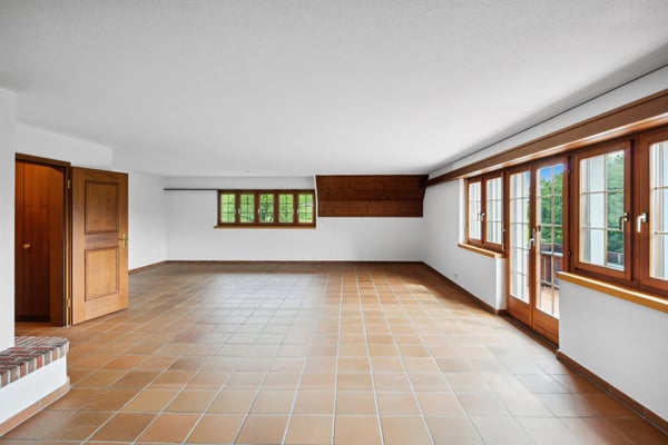 Reithof mit 4-5 Boxen und Reithalle 4