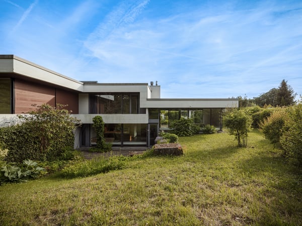 Architektonisches Unikat mit Naturweiher und Entwicklungspotenzial 1