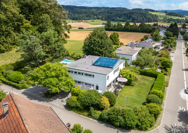 Wohntraum im Bauhausstil mit weitläufigem Garten und Pool 1