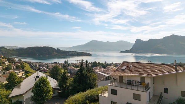 Dachmaisonette mit unverbaubarer Sicht auf See und Berge 1