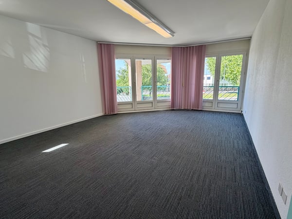 Bureau spacieux à louer à Payerne – 5 pièces, 143 m² 4