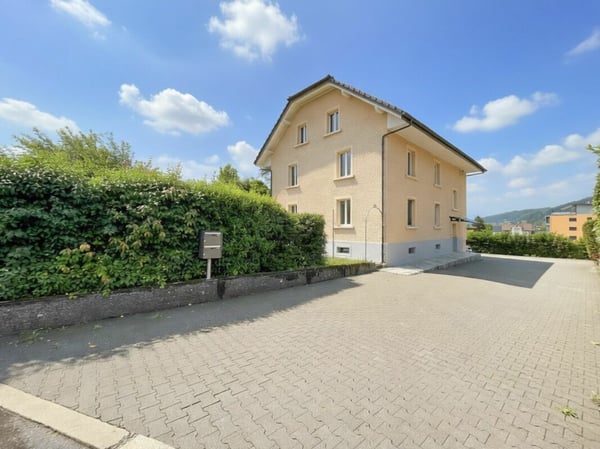Zweifamilienhaus mit viel Platz, Potenzial und zentraler Lage 2