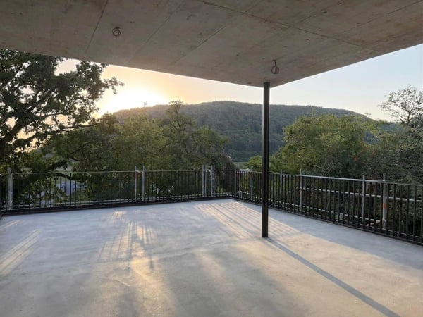 Erstbezug in Beringen: 4.5-Zimmer-Terrassenwohnung mit 80 m² Terrasse und Weitsicht